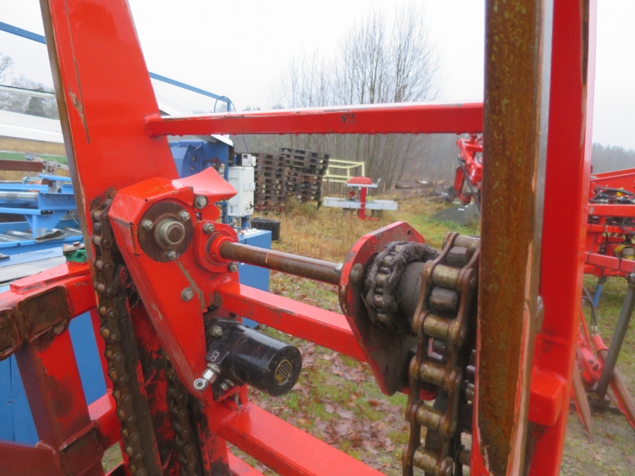3920 Dewulf P3CC carrot harvester with auto box system