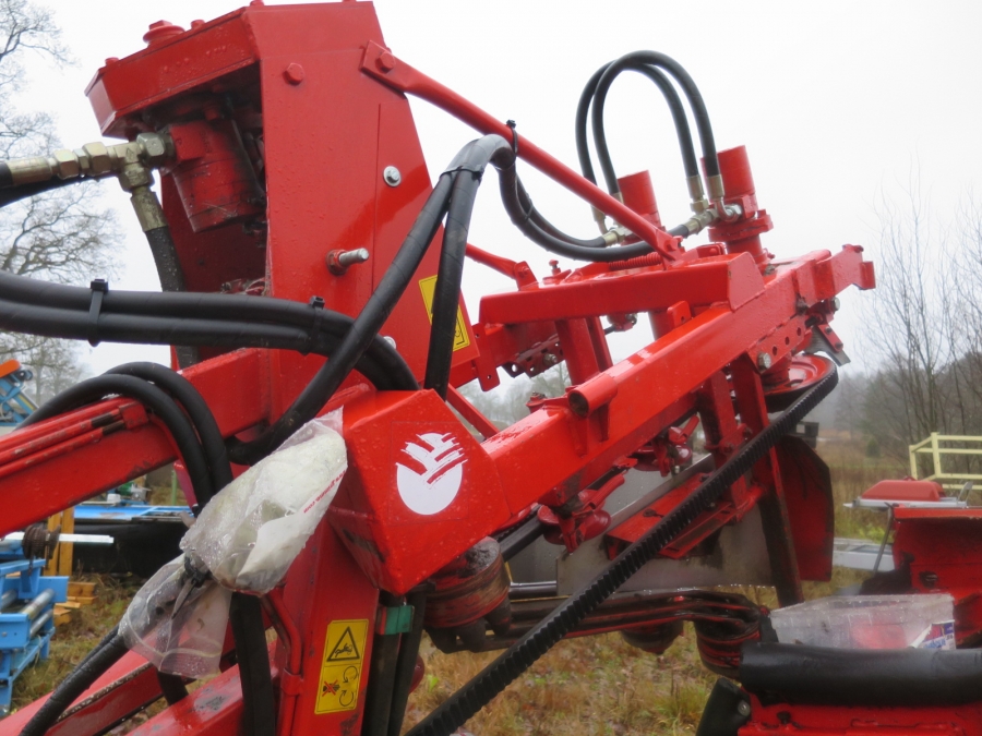 3920 Dewulf P3CC carrot harvester with auto box system