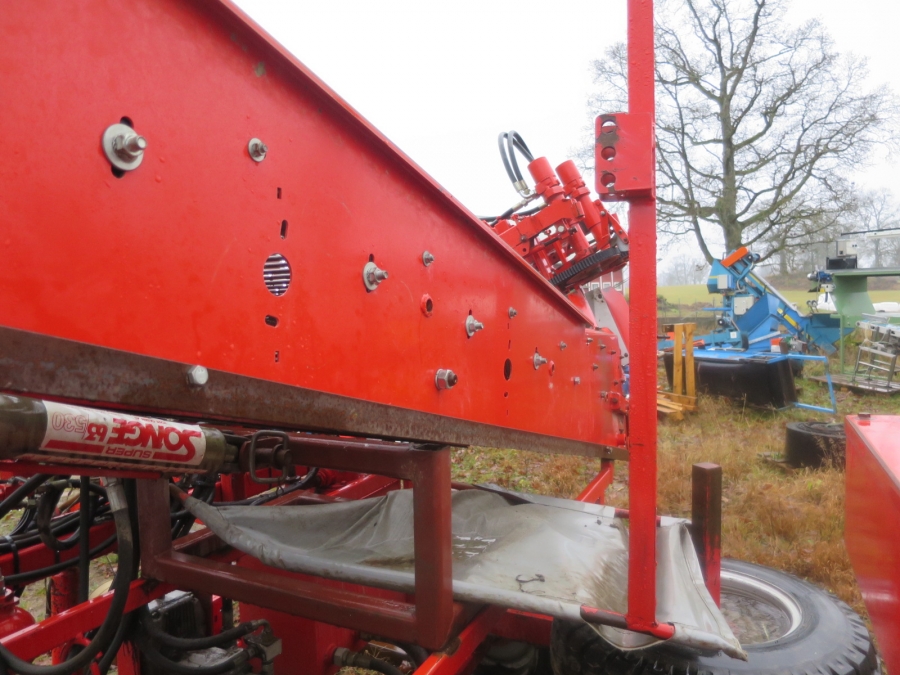3920 Dewulf P3CC carrot harvester with auto box system