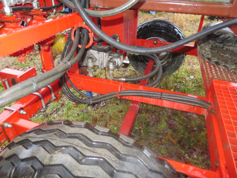 3920 Dewulf P3CC carrot harvester with auto box system
