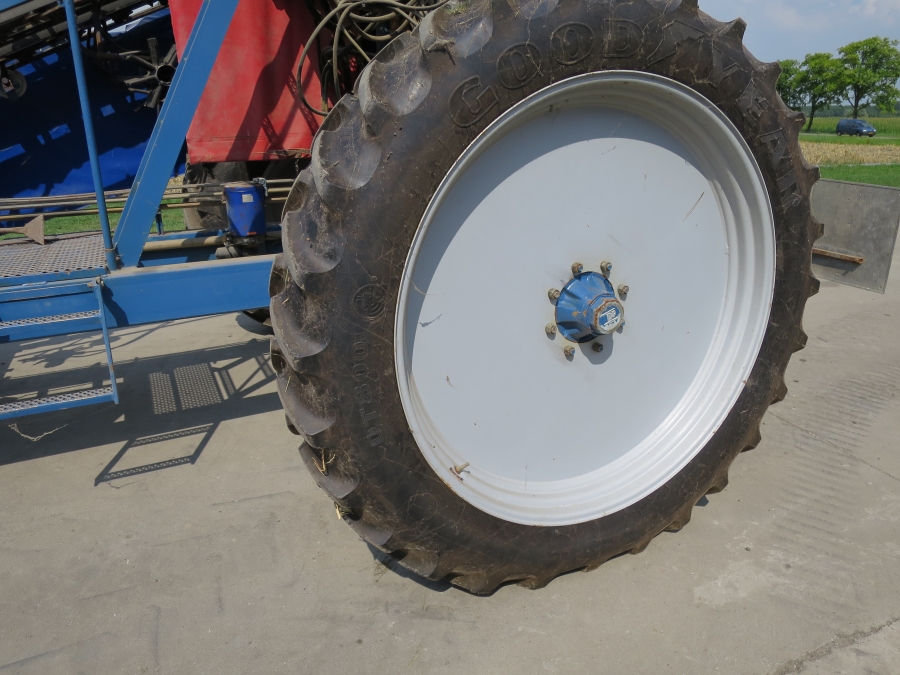 3967 Asa-Lift T255 2 row carrot harvester with elevato