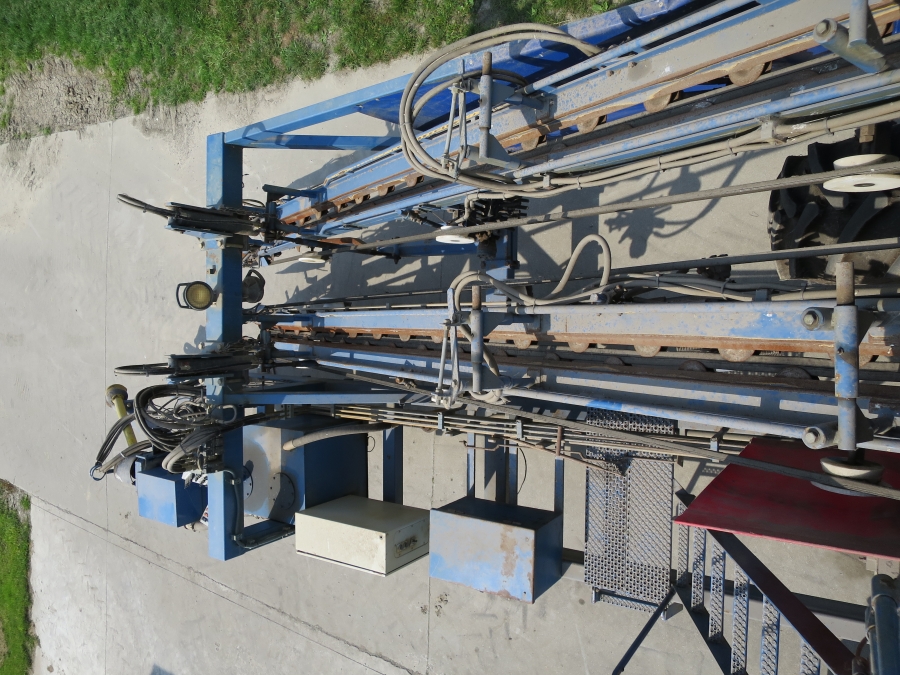 3967 Asa-Lift T255 2 row carrot harvester with elevato