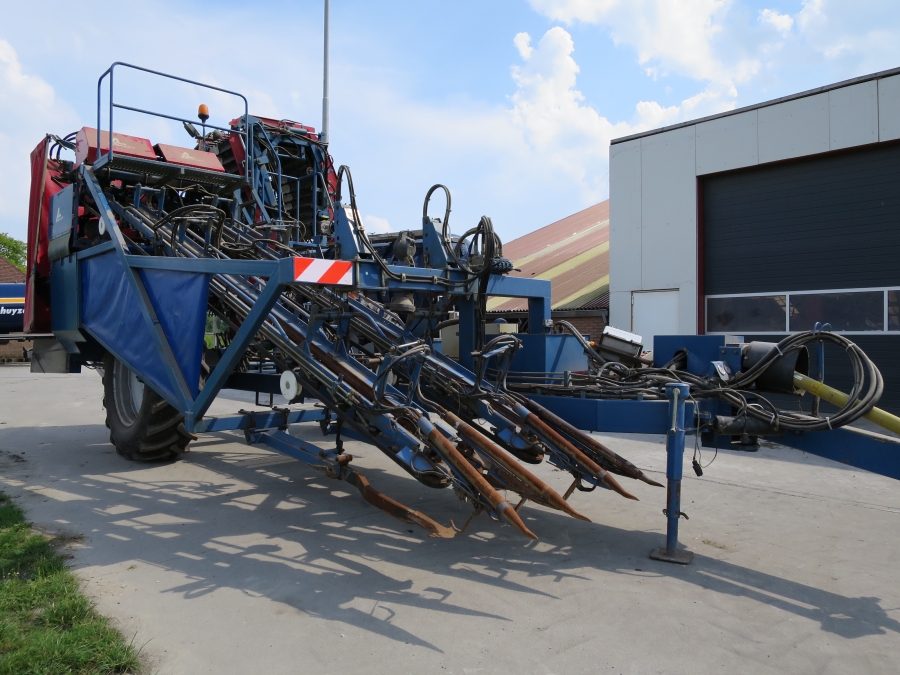 3967 Asa-Lift T255 2 row carrot harvester with elevato