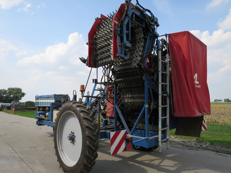 3967 Asa-Lift T255 2 row carrot harvester with elevato