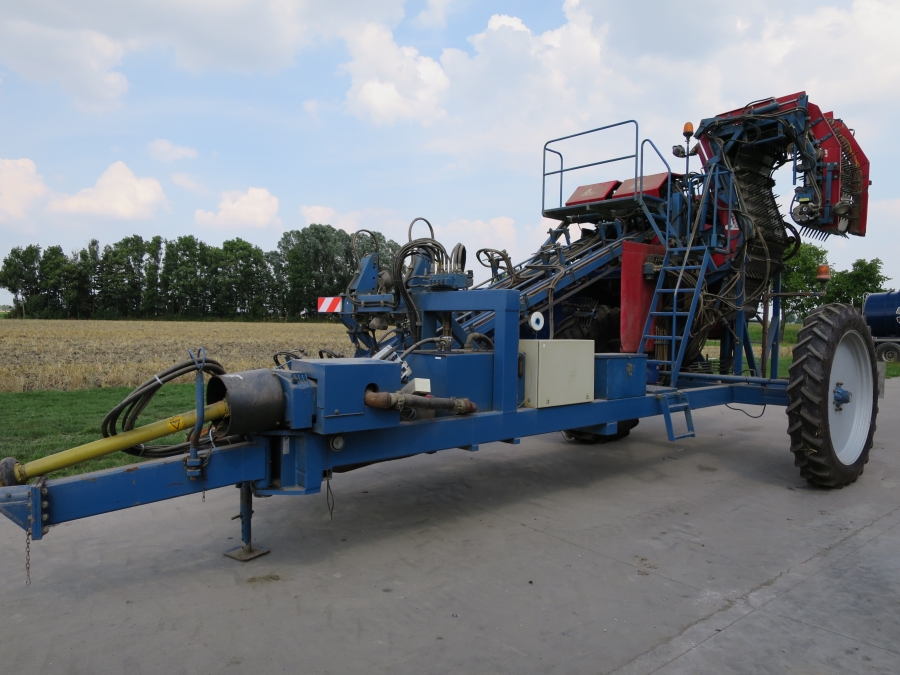 3967 Asa-Lift T255 2 row carrot harvester with elevato