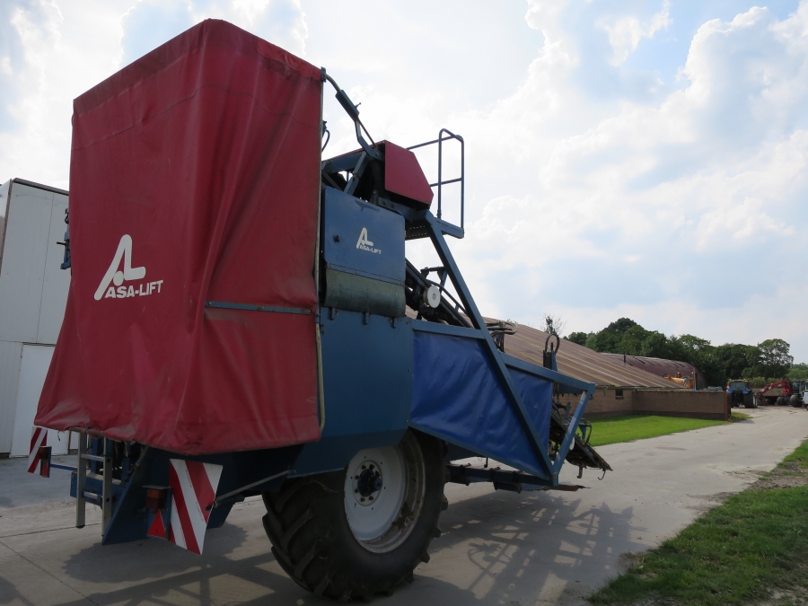 3967 Asa-Lift T255 2 row carrot harvester with elevato