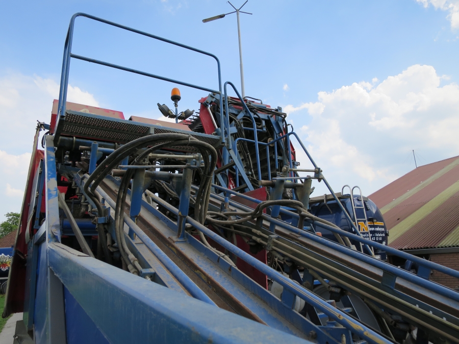 3967 Asa-Lift T255 2 row carrot harvester with elevato