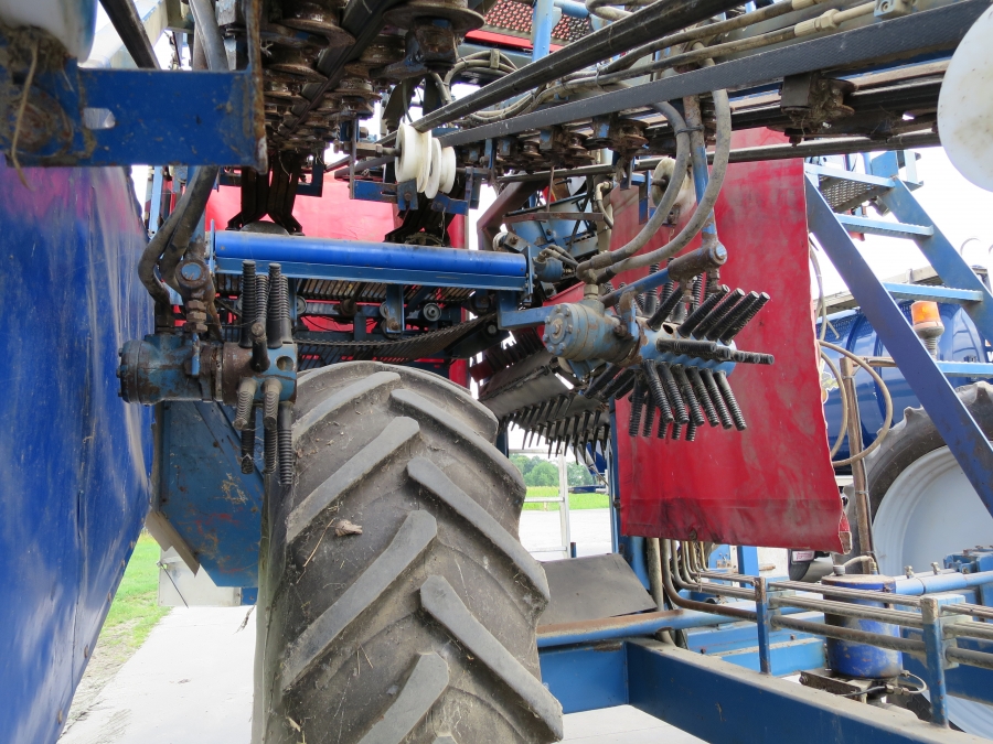 3967 Asa-Lift T255 2 row carrot harvester with elevato