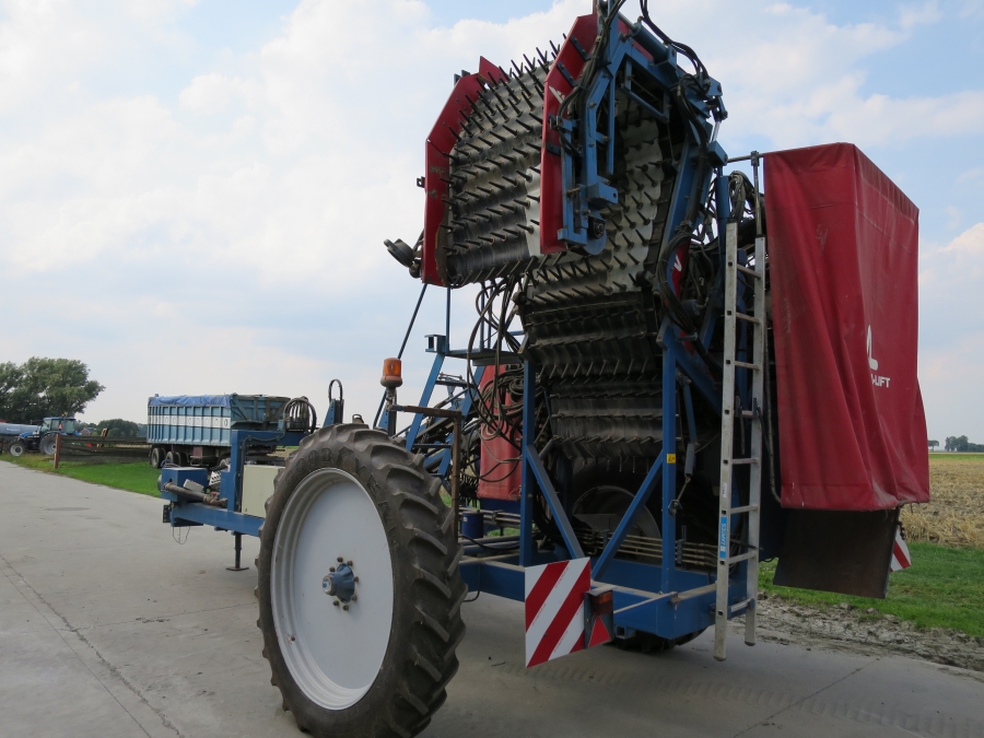 3967 Asa-Lift T255 2 row carrot harvester with elevato