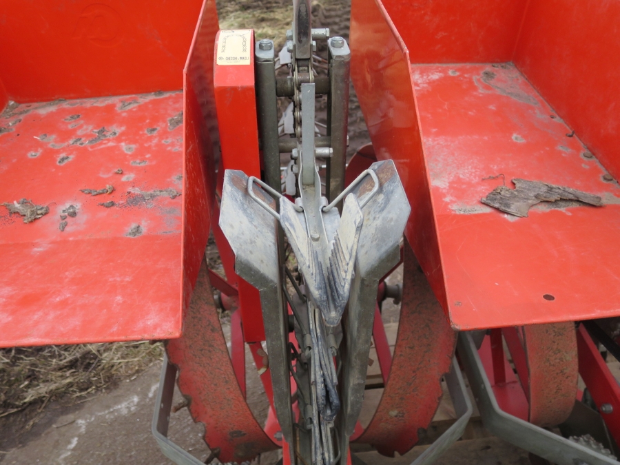 3998 Checchi & Magli FOX 3 row planting machine