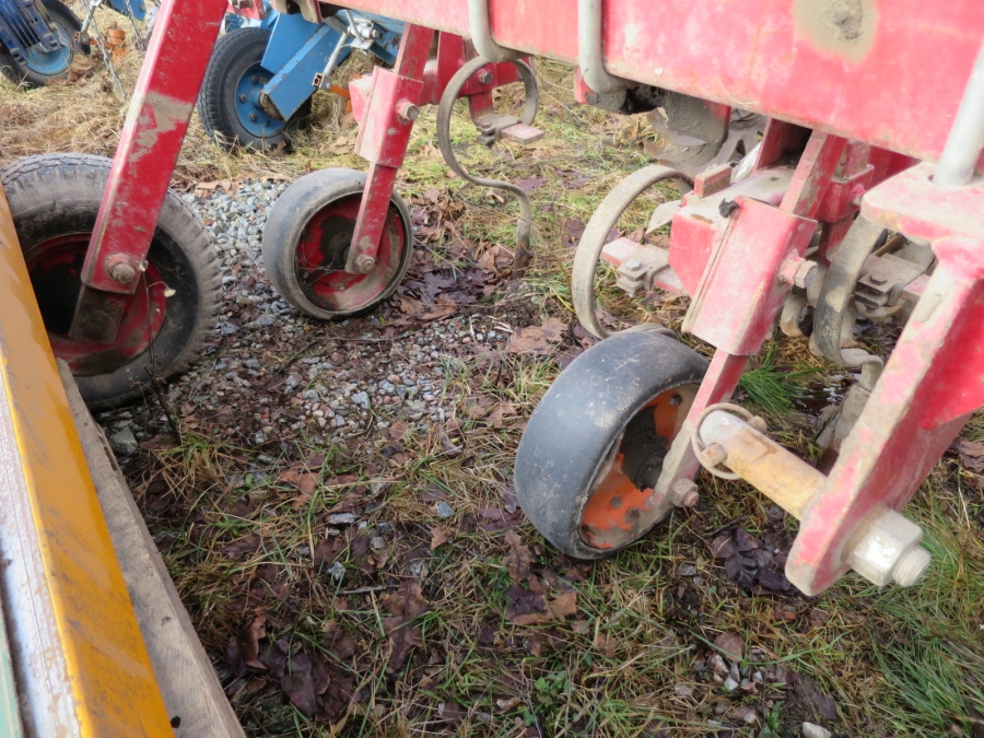 4027 Turbokup 4 row potato ridger / weed control