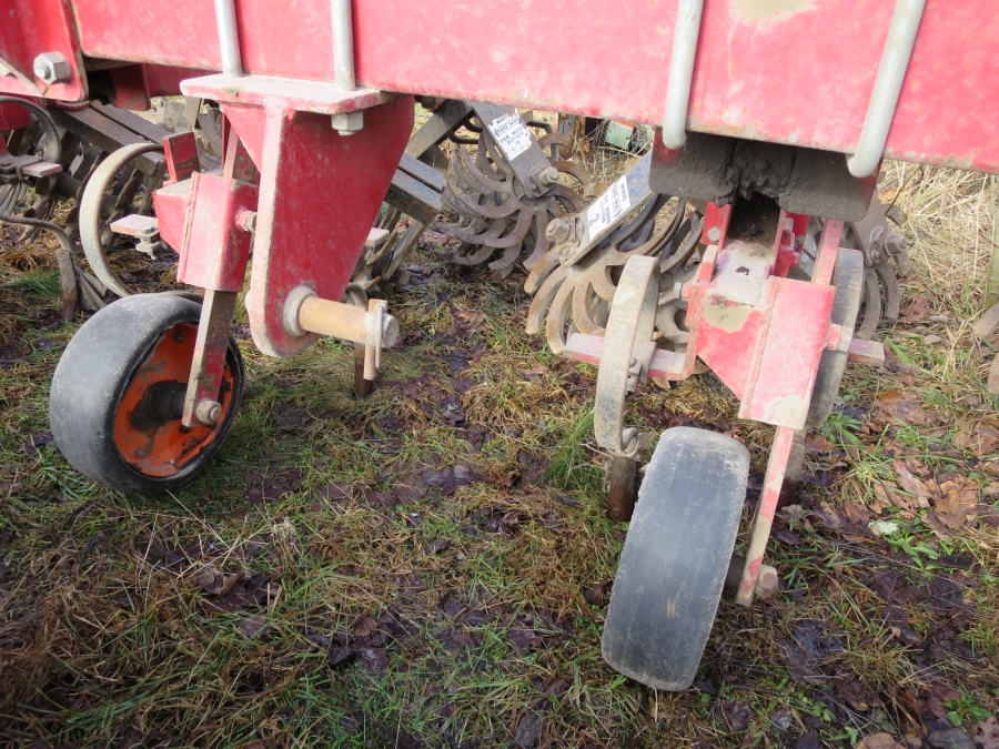 4027 Turbokup 4 row potato ridger / weed control