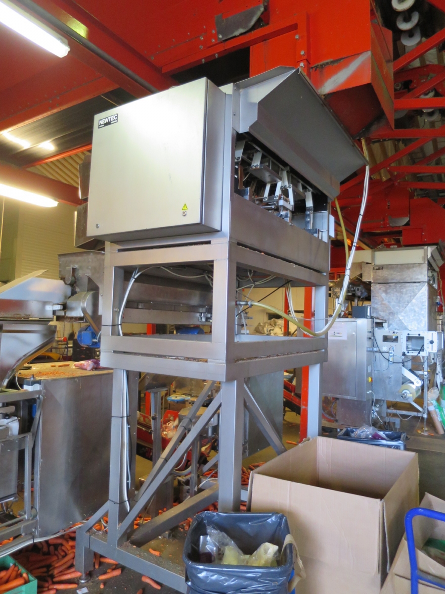 4032 Newtec 3009 weigher with bagging line for carrots