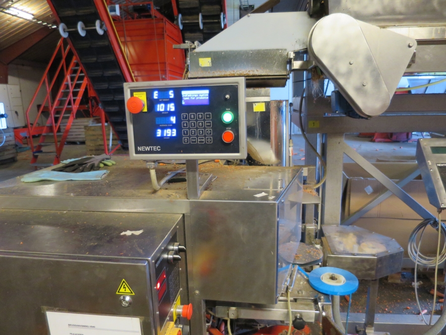 4032 Newtec 3009 weigher with bagging line for carrots