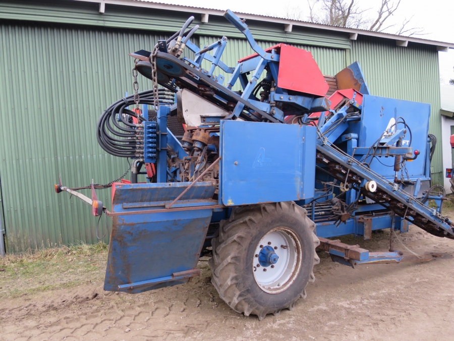 4034 Asa-Lift T120-B carrot harvester with bunker
