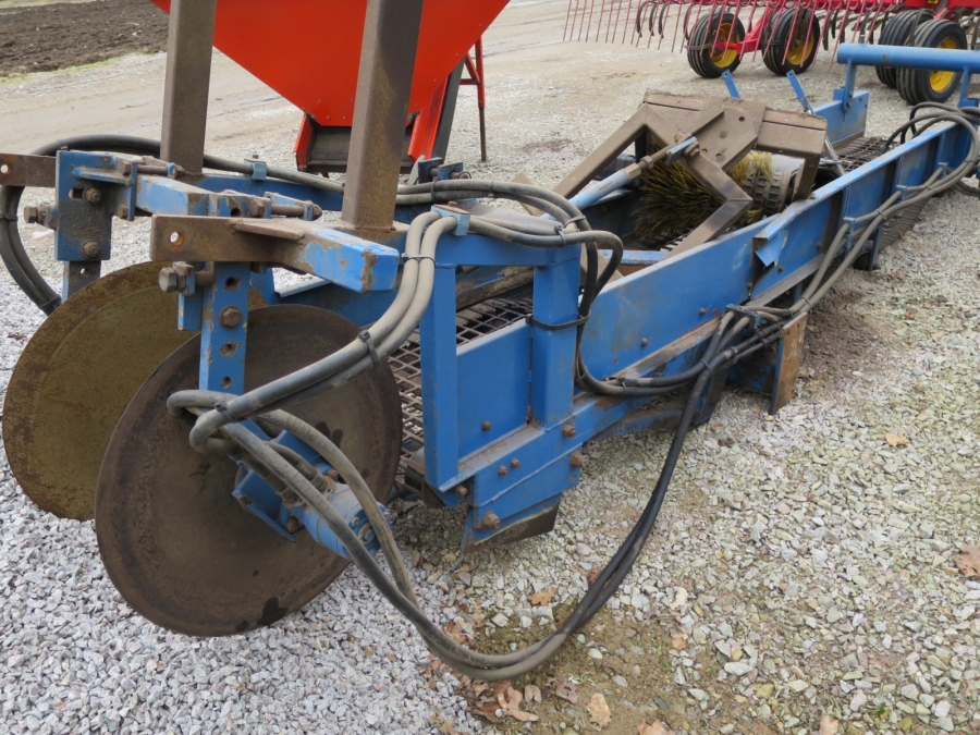 4034 Asa-Lift T120-B carrot harvester with bunker