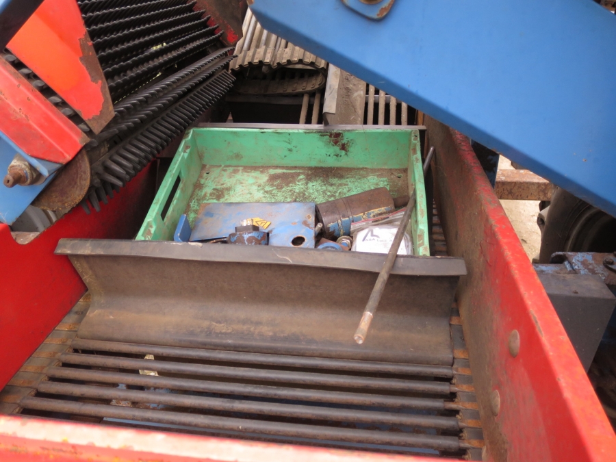 4034 Asa-Lift T120-B carrot harvester with bunker