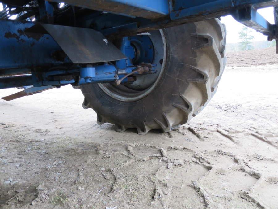4034 Asa-Lift T120-B carrot harvester with bunker