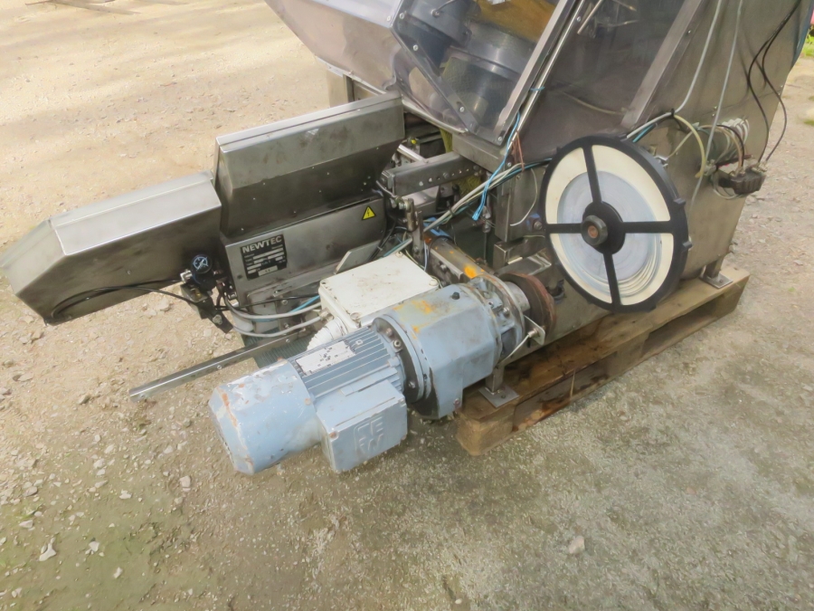 4038 Saclark TK16 net bagger with Newtec printe