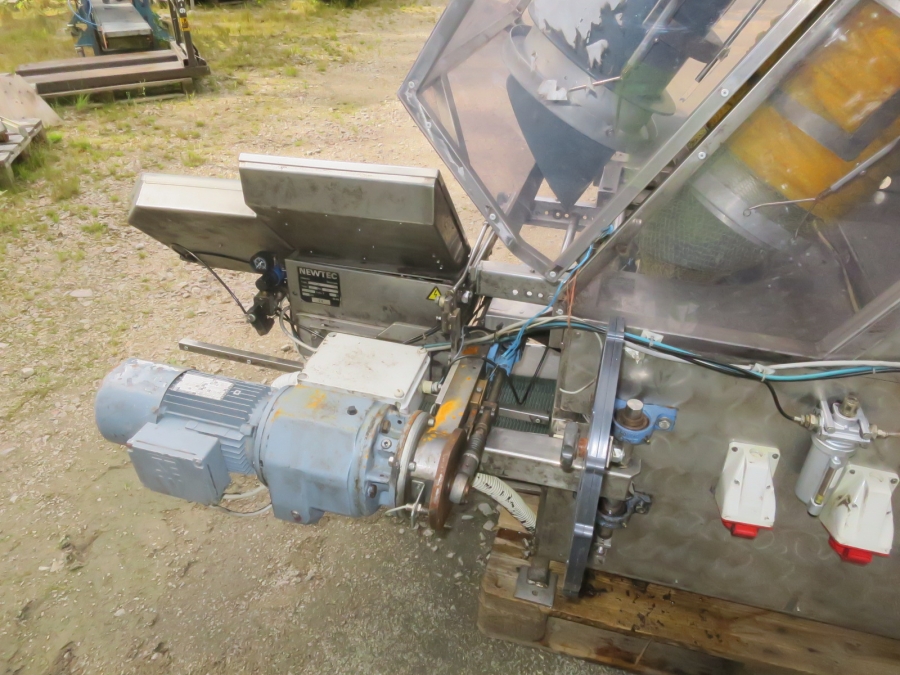 4038 Saclark TK16 net bagger with Newtec printe