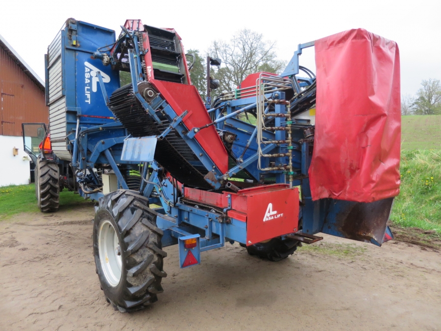 4073 Asa-Lift carrot harvester T-120B with bunker