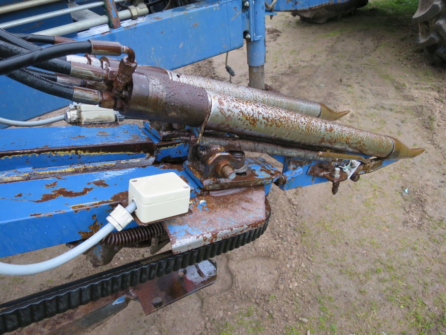 4073 Asa-Lift carrot harvester T-120B with bunker