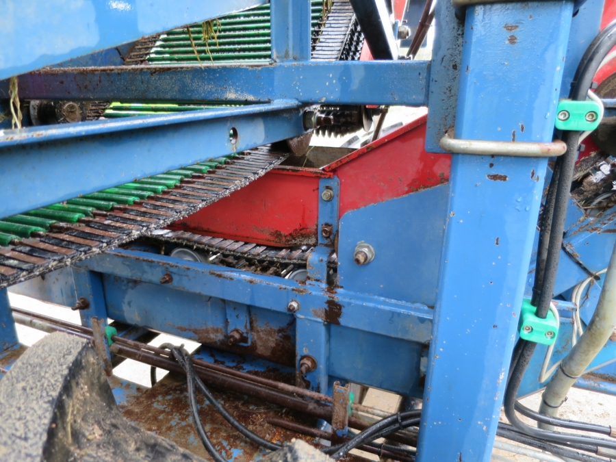 4073 Asa-Lift carrot harvester T-120B with bunker
