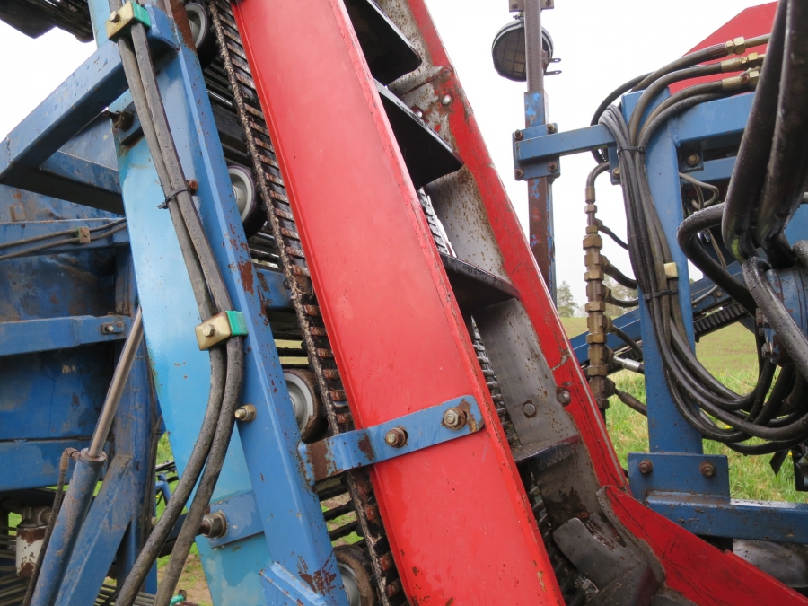 4073 Asa-Lift carrot harvester T-120B with bunker