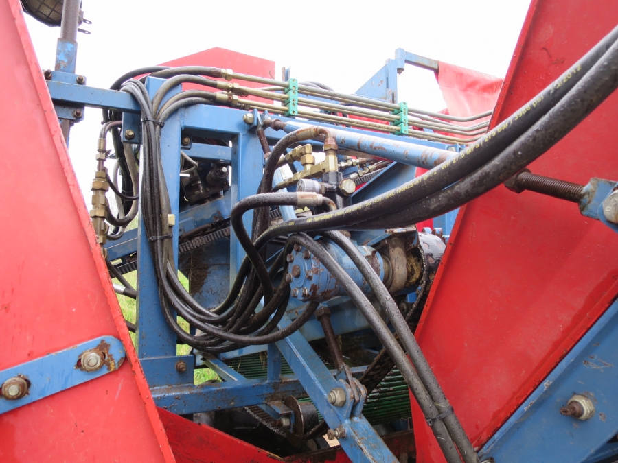 4073 Asa-Lift carrot harvester T-120B with bunker
