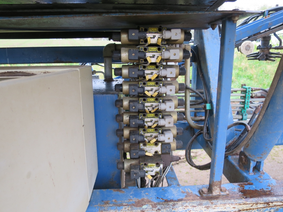 4073 Asa-Lift carrot harvester T-120B with bunker